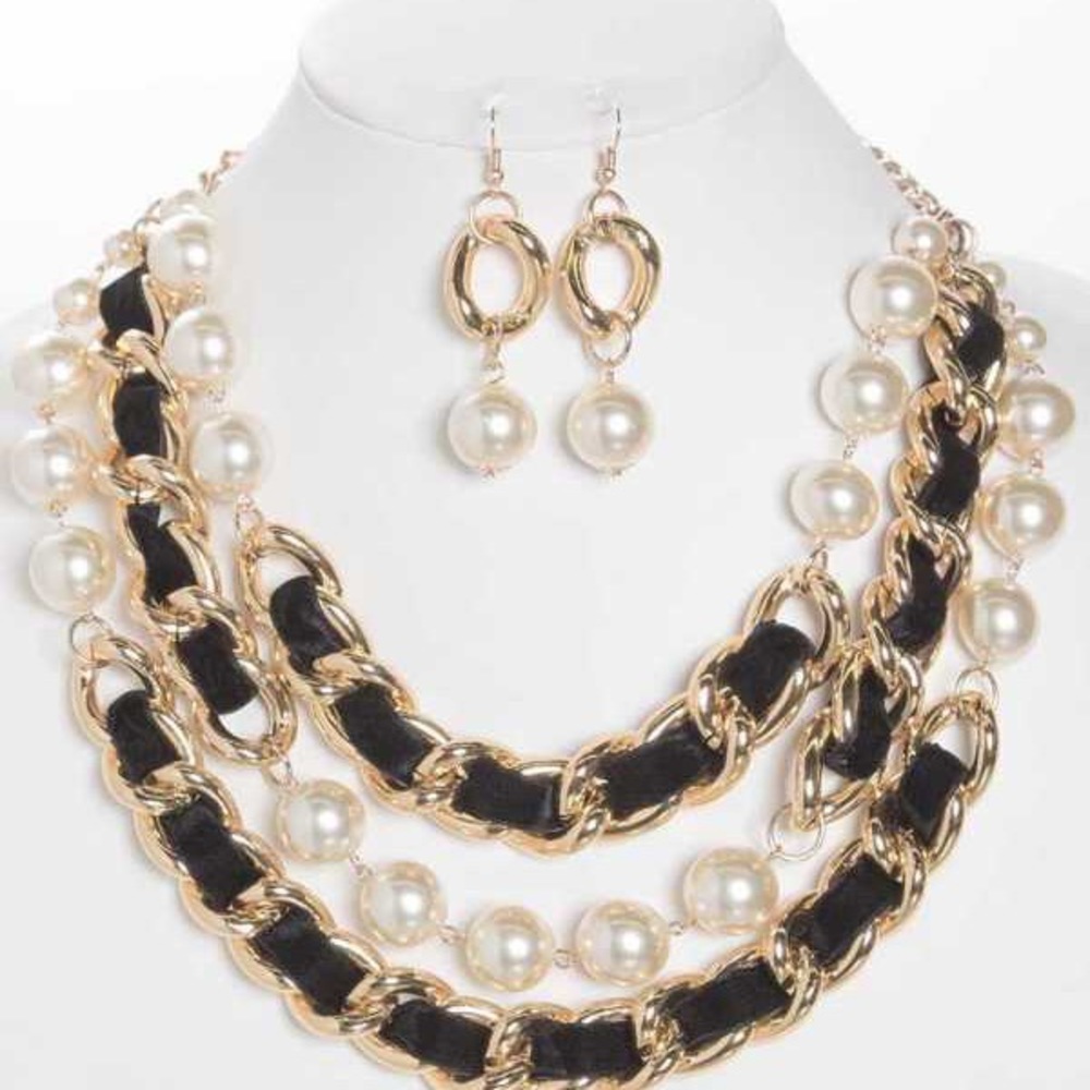 Statement Pearl and Chain Amron Legend Necklace
